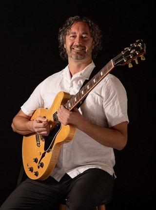 Aaron Lind, Guitar